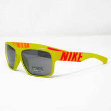Cargar imagen en el visor de la galería, Nike Verde Fosforescente
